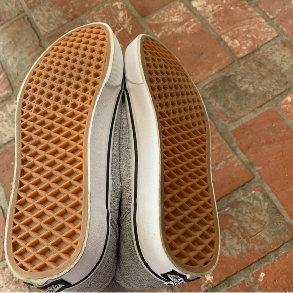 Like New Men’s Vans- a few tiny dirt marks but other than that look brand new! - Picture 3 of 4